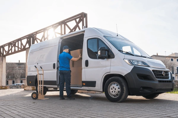 Vehículo utilitario para logística cargando cajas